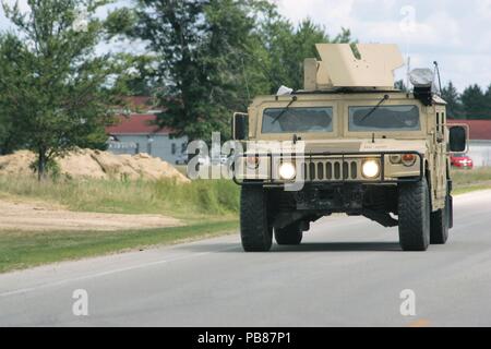 Truppe a Fort McCoy, Wis., per unità di formazione di un Humvee sulla zona di cantonment Luglio 18, 2018. Migliaia di truppe addestrato presso l'installazione nel luglio 2018. (U.S. Foto dell'esercito da Scott T. Sturkol, Ufficio per gli affari pubblici, Fort McCoy, Wis.) Foto Stock