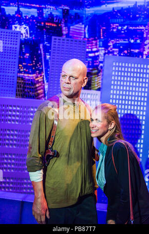 NEW YORK, Stati Uniti d'America - Sep 22, 2015: Bruce Willis come John McClane in Madame Tussaud Wax Museum, Times Square a New York City. Marie Tussaud è nato come M Foto Stock