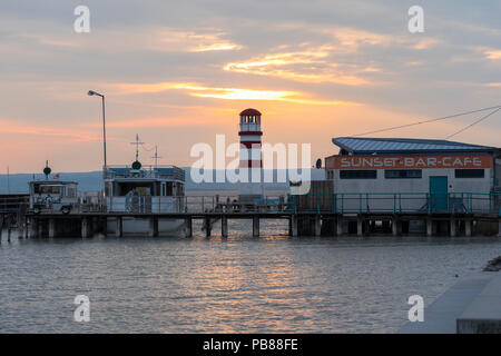 Il Podersdorf Faro (Leuchtturm Podersdorf) e Sunset-Bar al tramonto in estate sulla riva del Neusiedler See, Burgenland, Austria Foto Stock