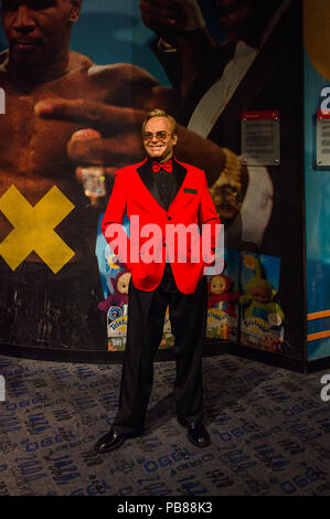 NEW YORK, Stati Uniti d'America - Sep 22, 2015: Elton John in Madame Tussaud Wax Museum, Times Square a New York City. Marie Tussaud è nata come Marie Grosholtz nel 1761 Foto Stock