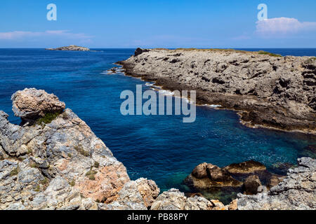 La linea di costa a Kape Apostolos guardando verso le isole Kleides alla punta orientale della penisola Karpasia nella repubblica turca del nord Foto Stock