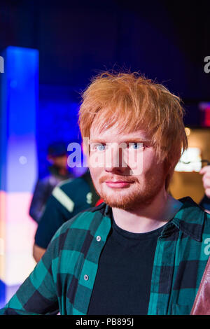 NEW YORK, Stati Uniti d'America - Sep 22, 2015: Usher in Madame Tussaud Wax Museum, Times Square a New York City. Marie Tussaud è nata come Marie Grosholtz nel 1761 Foto Stock