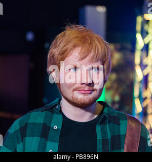 NEW YORK, Stati Uniti d'America - Sep 22, 2015: Usher in Madame Tussaud Wax Museum, Times Square a New York City. Marie Tussaud è nata come Marie Grosholtz nel 1761 Foto Stock