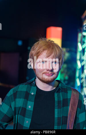 NEW YORK, Stati Uniti d'America - Sep 22, 2015: Usher in Madame Tussaud Wax Museum, Times Square a New York City. Marie Tussaud è nata come Marie Grosholtz nel 1761 Foto Stock