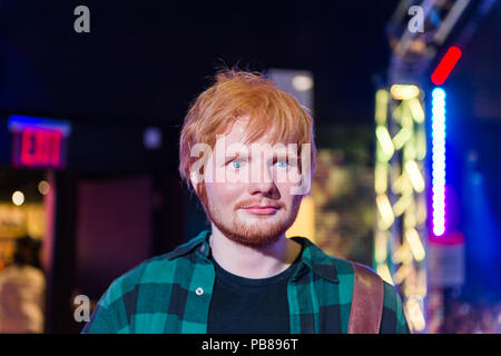 NEW YORK, Stati Uniti d'America - Sep 22, 2015: Usher in Madame Tussaud Wax Museum, Times Square a New York City. Marie Tussaud è nata come Marie Grosholtz nel 1761 Foto Stock