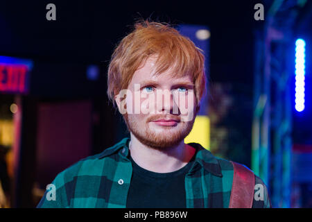 NEW YORK, Stati Uniti d'America - Sep 22, 2015: Usher in Madame Tussaud Wax Museum, Times Square a New York City. Marie Tussaud è nata come Marie Grosholtz nel 1761 Foto Stock