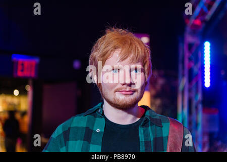 NEW YORK, Stati Uniti d'America - Sep 22, 2015: Usher in Madame Tussaud Wax Museum, Times Square a New York City. Marie Tussaud è nata come Marie Grosholtz nel 1761 Foto Stock