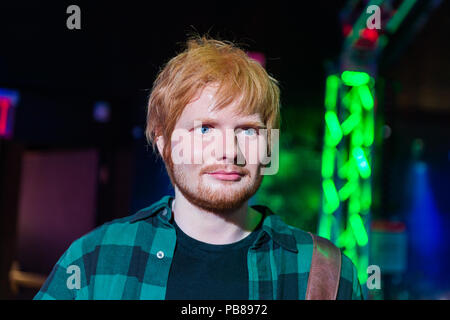 NEW YORK, Stati Uniti d'America - Sep 22, 2015: Usher in Madame Tussaud Wax Museum, Times Square a New York City. Marie Tussaud è nata come Marie Grosholtz nel 1761 Foto Stock