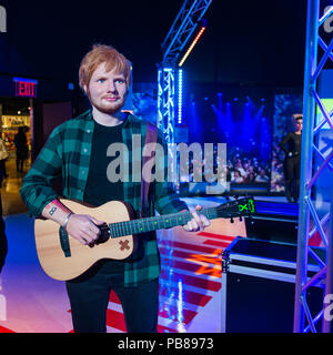 NEW YORK, Stati Uniti d'America - Sep 22, 2015: Usher in Madame Tussaud Wax Museum, Times Square a New York City. Marie Tussaud è nata come Marie Grosholtz nel 1761 Foto Stock