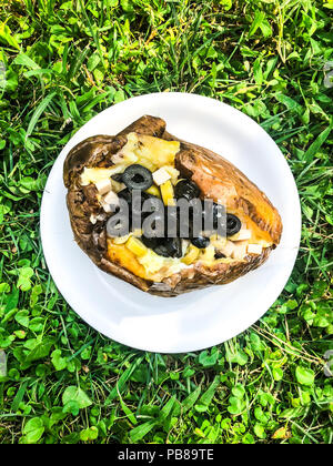 Patate ripiene con il formaggio e le olive. Foto Studio Foto Stock