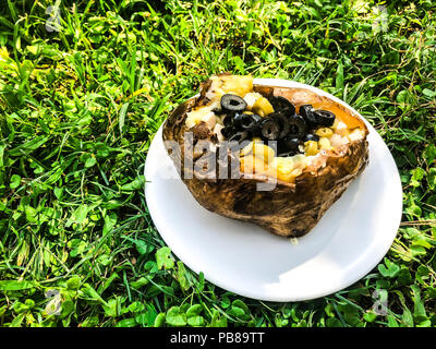 Patate ripiene con il formaggio e le olive. Foto Studio Foto Stock