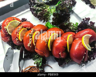 Verdure farcite con riso, bulgur. Foto Studio Foto Stock