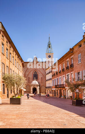 Posizionare Leon Gambetta e la Basilica Cattedrale di San Giovanni Battista, Perpignan, Languedoc-Roussillon, Pyrenees-Orientales, Francia. Foto Stock