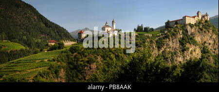 Il bellissimo monastero di Sabiona vicino a Chiusa (chiusa). Valle Isarco, Bolzano. Trentino Alto Adige in Italia. Foto Stock