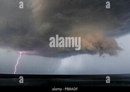 Fulmine proveniente da Dark nuvole temporalesche/ temporale nuvole con i fulmini Foto Stock