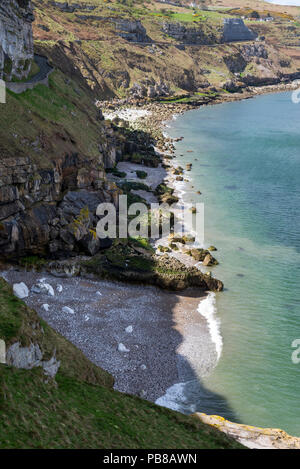 Costa rocciosa come si vede dalla marine drive intorno al Great Orme a Llandudno, Galles del Nord, Regno Unito. Foto Stock