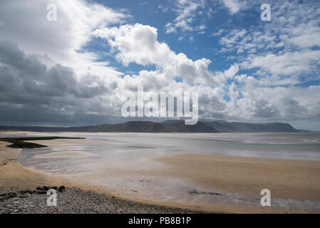 Vista su Conwy sands dal Great Orme a Llandudno per le colline e le montagne di Snowdonia, Galles del Nord, Regno Unito. Foto Stock