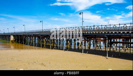 Ryde Pier, Isle of Wight contro un cielo blu sullo sfondo Foto Stock