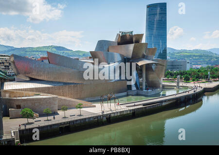 Museo Guggenheim di Bilbao, vista di Frank Gehry Museo Guggenheim progettato (Museo Guggenheim) nel centro di Bilbao, Spagna. Foto Stock