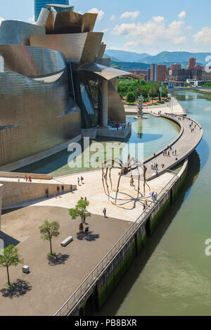 Guggenheim Museum Bilbao, vista di Frank Gehry Museo Guggenheim progettato (Museo Guggenheim) nel centro di Bilbao, Spagna. Foto Stock