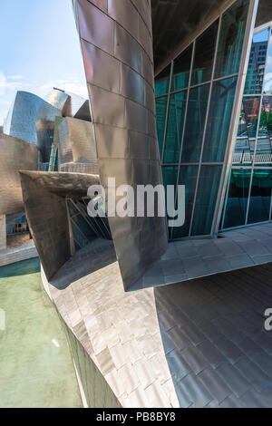 Bilbao Guggenheim, vista ravvicinata del lato est di Frank Gehry Museo Guggenheim progettato (Museo Guggenheim) nel centro di Bilbao, Spagna. Foto Stock