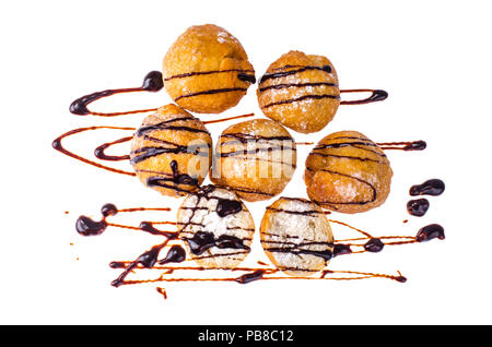 Ciambelle dolci con topping di cioccolato su sfondo bianco. Foto Stock