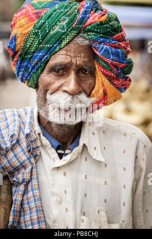 Immagine ritratto di un colorate vivacemente turbante indossato da un tradizionale uomo di Rajasthani. Il turbante è il tradizionale copricapo culturale del Rajasthan folks Foto Stock