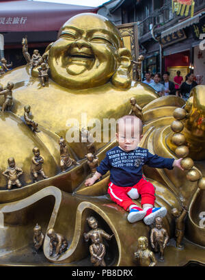 Cina, Hangzhou, Hefang Street, bambino Foto Stock