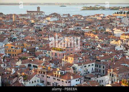 Vista in elevazione di Venezia con tetti di edifici e mare prima del tramonto, Italia Foto Stock