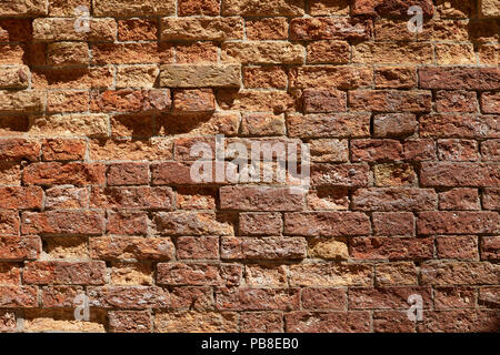 Rotto vecchio muro di mattoni texture di sfondo, la luce del sole Foto Stock