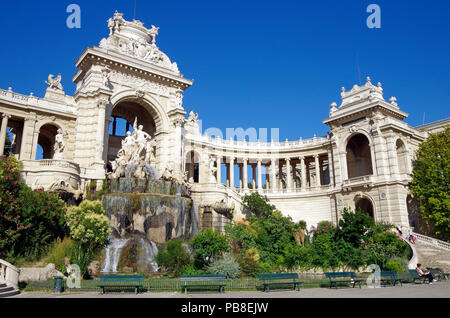 Chateau d'eau & colonnadeof favoloso palazzo Longchamp a Marsiglia, Francia, comprendente 2 musei, castello d'acqua, colonnati, fontane e sculture Foto Stock