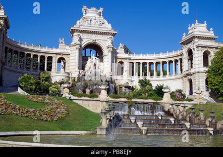 Prospetto Principale del favoloso palazzo Longchamp a Marsiglia, Francia, comprendente 2 musei, castello d'acqua, colonnati, fontane e sculture Foto Stock