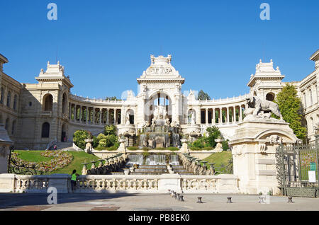 Prospetto Principale del favoloso palazzo Longchamp a Marsiglia, Francia, comprendente 2 musei, castello d'acqua, colonnati, fontane e sculture Foto Stock