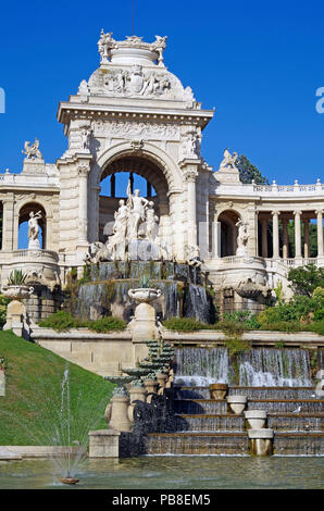 Chateau d'eau & cascata di favoloso palazzo Longchamp a Marsiglia, Francia, comprendente 2 musei, castello d'acqua, colonnati, fontane e sculture Foto Stock