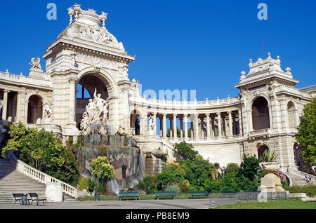 Chateau d'eau & colonnato del favoloso palazzo Longchamp a Marsiglia, Francia, comprendente 2 musei, castello d'acqua, colonnati, fontane e sculture Foto Stock