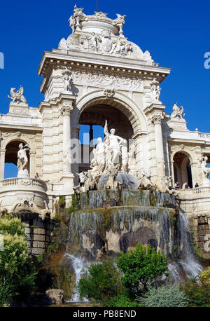 Chateau d'eau & cascata di favoloso palazzo Longchamp a Marsiglia, Francia, comprendente 2 musei, castello d'acqua, colonnati, fontane e sculture Foto Stock