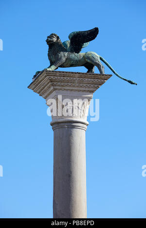Leone alato statua, simbolo di Venezia, cielo blu chiaro in Italia Foto Stock