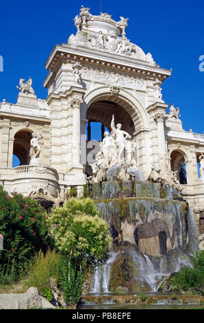 Chateau d'eau & cascata di favoloso palazzo Longchamp a Marsiglia, Francia, comprendente 2 musei, castello d'acqua, colonnati, fontane e sculture Foto Stock