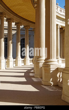 Dettaglio di S colonnato del favoloso palazzo Longchamp a Marsiglia, Francia, comprendente 2 musei, castello d'acqua, colonnati, fontane e sculture Foto Stock