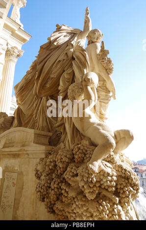 Parte posteriore della scultura centrale del favoloso palazzo Longchamp a Marsiglia, Francia, comprendente 2 musei, castello d'acqua, colonnati, fontane e sculture Foto Stock