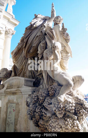 Parte posteriore della scultura centrale del favoloso palazzo Longchamp a Marsiglia, Francia, comprendente 2 musei, castello d'acqua, colonnati, fontane e sculture Foto Stock