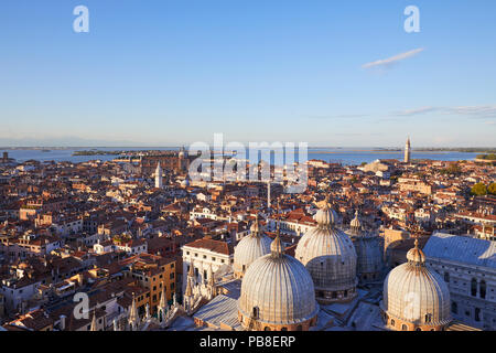 Vista in elevazione di Venezia basilica con cupole e tetti da San Marco campanile prima del tramonto, Italia Foto Stock