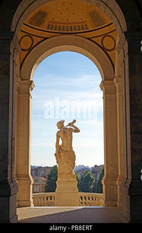 Statua in Chateau d'eau del favoloso palazzo Longchamp a Marsiglia, Francia, comprendente 2 musei, castello d'acqua, colonnati, fontane e sculture Foto Stock