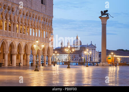 Svuotare la piazza San Marco con il Palazzo Ducale e la colonna con la statua di Lion, nessuno la mattina presto a Venezia, Italia Foto Stock