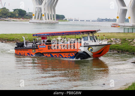 Duck Tours in Singapore per i turisti che desiderano esplorare la vista di Singapore attraverso il fiume. Foto Stock