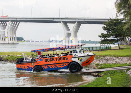 Duck Tours in Singapore per i turisti che desiderano esplorare la vista di Singapore attraverso il fiume. Foto Stock