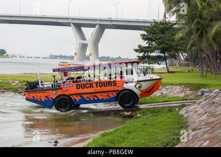 Duck Tours in Singapore per i turisti che desiderano esplorare la vista di Singapore attraverso il fiume. Foto Stock