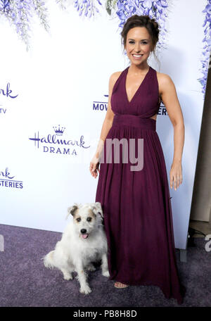 Beverly Hills, in California, Stati Uniti d'America. 26 Luglio, 2018. L'attrice Lacey Chabert e felice il cane frequentare Hallmark Channel e Hallmark Film & Misteri estate 2018 critici televisivi Associazione Tour Stampa evento sulla luglio 26, 2018 a residenza privata di Beverly Hills, la California. Foto di Barry re/Alamy Live News Foto Stock