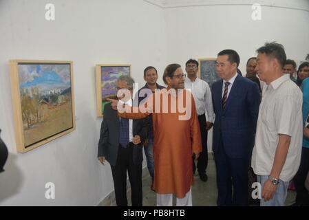 (180727) -- Dhaka, 27 luglio 2018 (Xinhua) -- culturale del Bangladesh il Ministro degli Esteri Asaduzzaman Noor (3 L) e l'Ambasciatore cinese in Bangladesh Zhang Zuo (5 L) visitare la "via della seta" mostra a Dhaka, nel Bangladesh, 26 luglio 2018. Una mostra che ritraggono la storia e la cultura della "via della seta" ha raggiunto apparentemente grande successo come ha attirato molto diffusa da lodare i visitatori ad alto profilo dignitari. La mostra intitolata "Le nuvole colorate su Silk Road' aperto domenica presso la Galleria Zainul della Facoltà di Belle Arti del Bangladesh leader nel settore dell'università di Dhaka nel capitale Dh Foto Stock