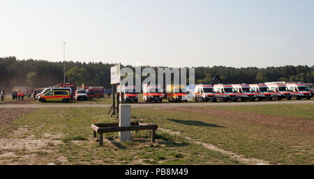 Fichtenwalde, Germania. 27 Luglio, 2018. Le forze di emergenza dei vigili del fuoco e ambulanza in piedi sul bordo di una area forestale. L'incendio di foresta vicino a Potsdam è sotto controllo per il momento, ma la lotta contro le fiamme continua. (Sul dpa 'Situazione in caso di incendio di foresta rimane precaria - lungo gli inceppamenti di traffico previsto" del 27.07.2018) Credito: Christian Pörschmann/dpa-Zentralbild/dpa/Alamy Live News Foto Stock